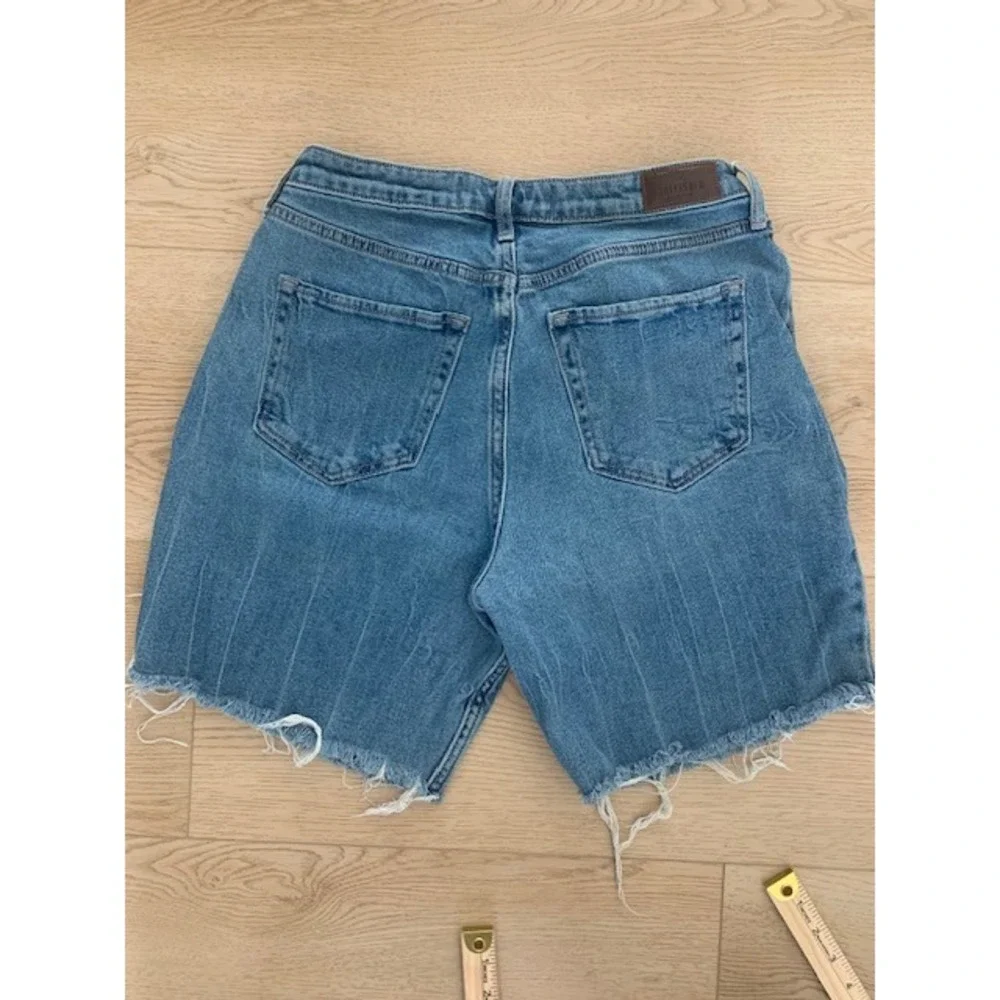 Hollister Curvy High-Rise Mom‎ Jean Shorts Medium Wash Raw Hem Size 9R W29